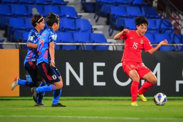 罗马1-0领先第64分钟，扎莱夫斯基背后放铲犯规吃到个人本场第二黄被罚下第66分钟，夸梅左路送出精准传中，夸塔抢点后仰头球破门，佛罗伦萨1-1扳平第87分钟，卢卡库飞铲夸梅小腿被直红罚下【比赛焦点瞬间】第14分钟，罗马反击机会，扎莱夫斯基做球，迪巴拉跟进打门稍稍偏出第17分钟，帕特里西奥精彩扑救挡出必进球第23分钟，迪巴拉出现伤情难以坚持被阿兹蒙替换下场第50分钟，伊科内禁区右侧内切后的打门被帕特里西奥没收第53分钟，罗马开出左侧角球，门将扑球脱手造成混乱，罗马险些趁乱破门第65分钟，罗马逃过一劫！